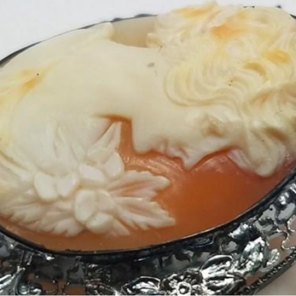 Vintage Ornate Silver Tone Shell Cameo Brooch. - Picture 3 of 5